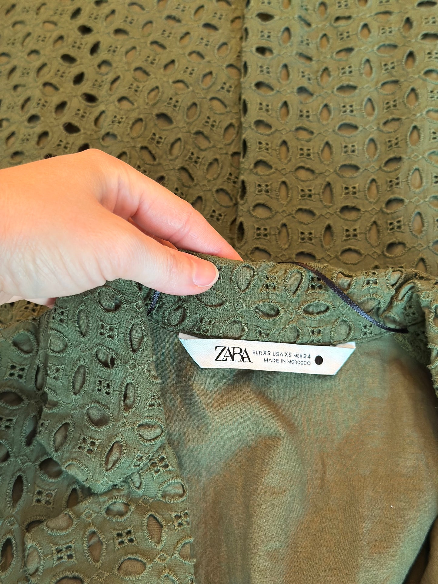 Robe kaki en broderie anglaise T.34