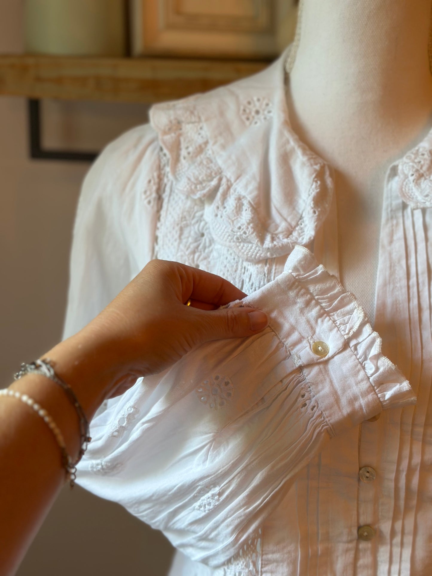 Blouse blanche broderies florales et dentelle T.34