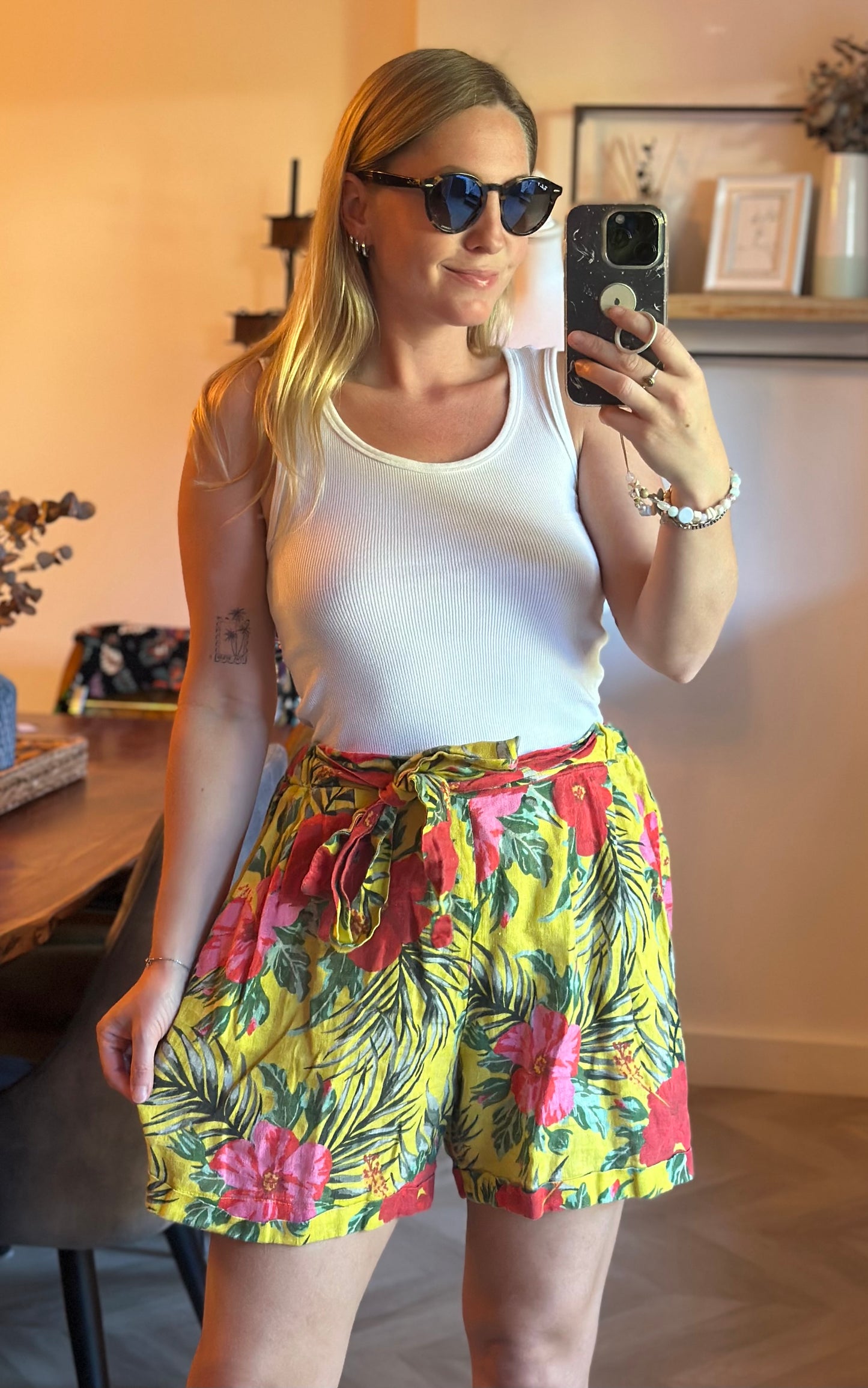Short en lin imprimé tropical jaune T.40