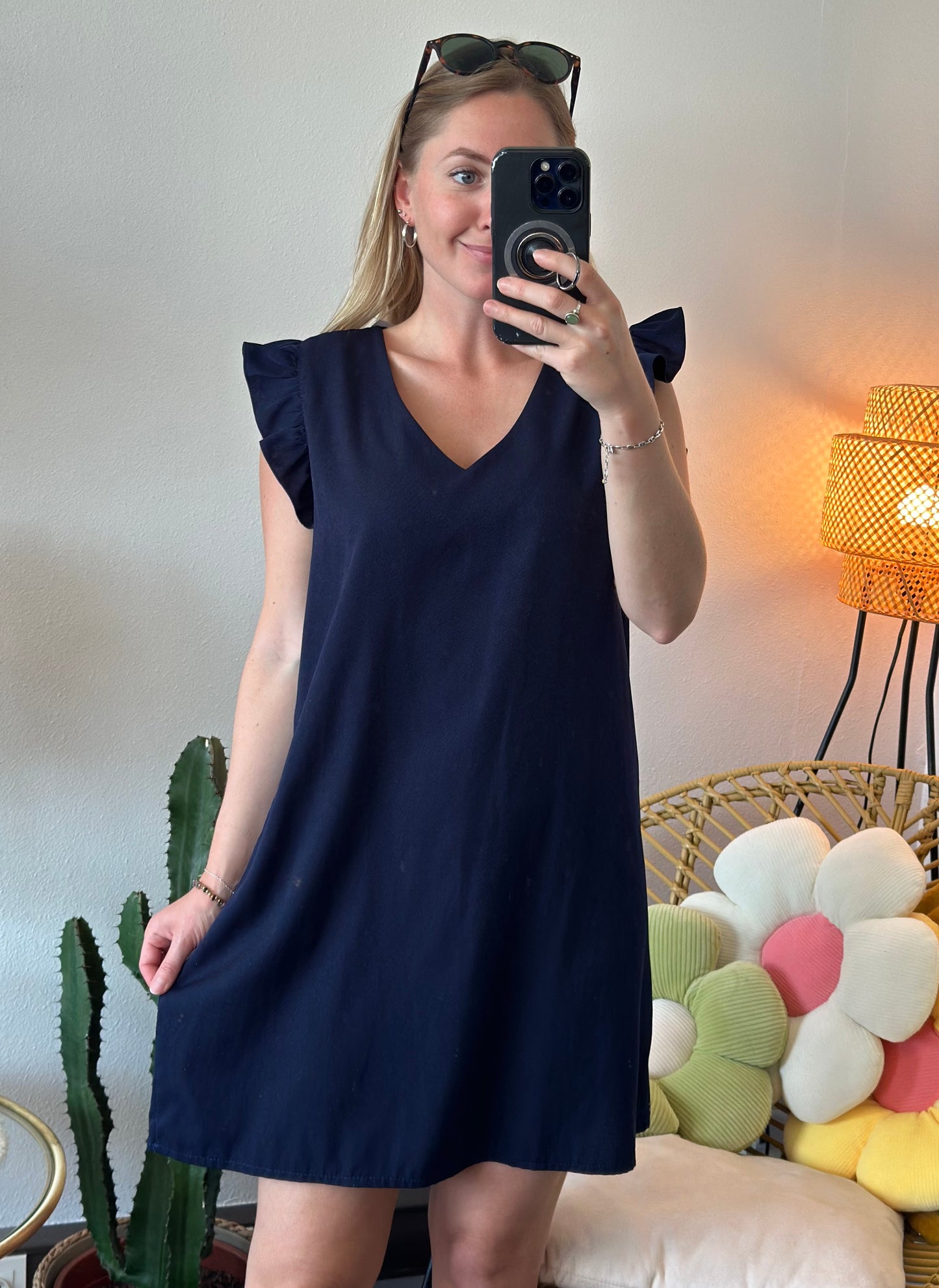 Robe d’été bleu marine avec manches détaillées T.36