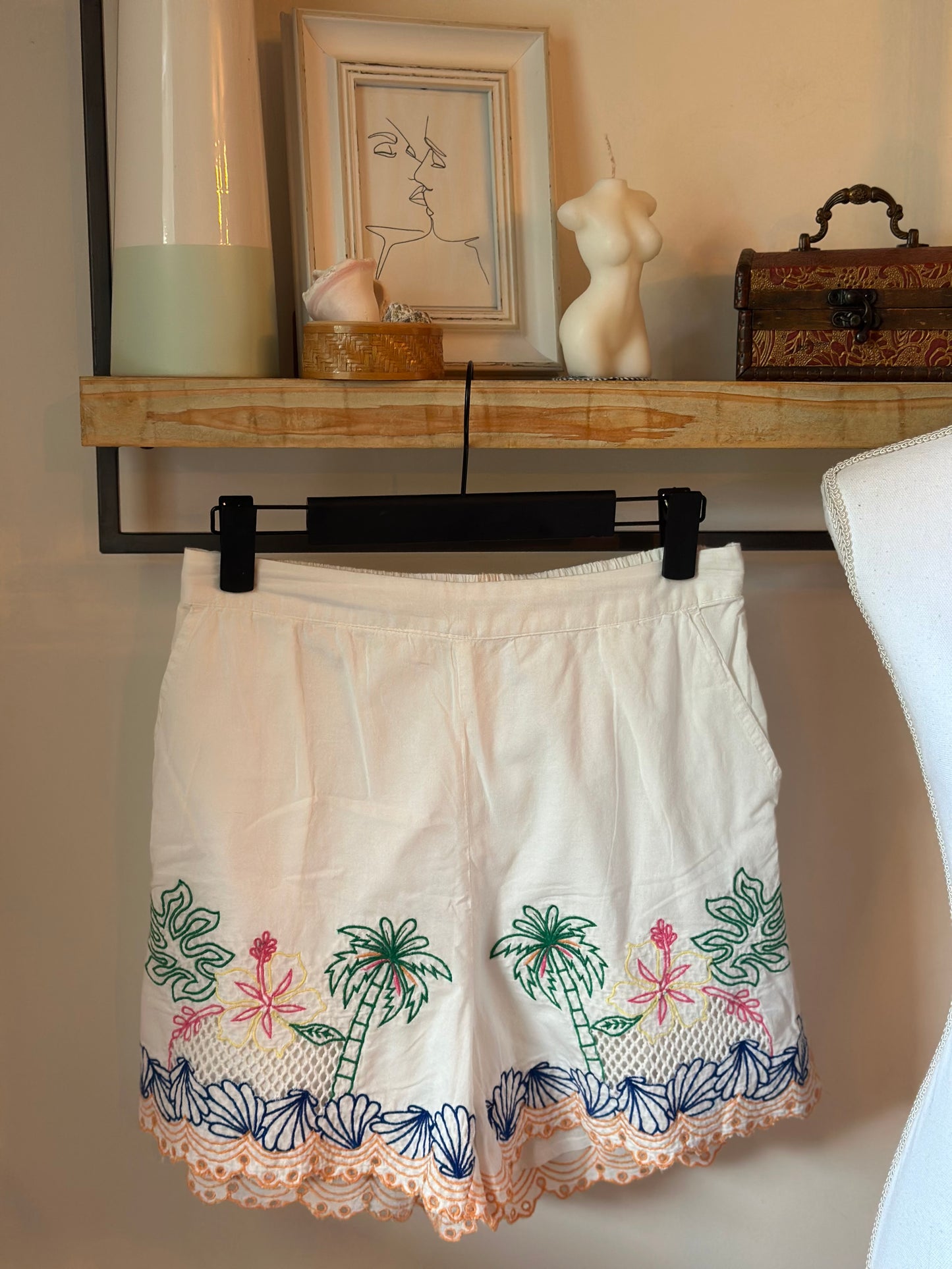 Short blanc brodé – Palmiers & coquillages colorés T.36