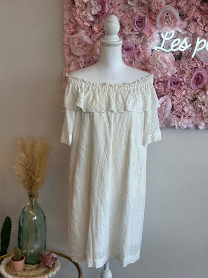 Belle robe blanche à épaules dénudées broderie anglaise, T.36