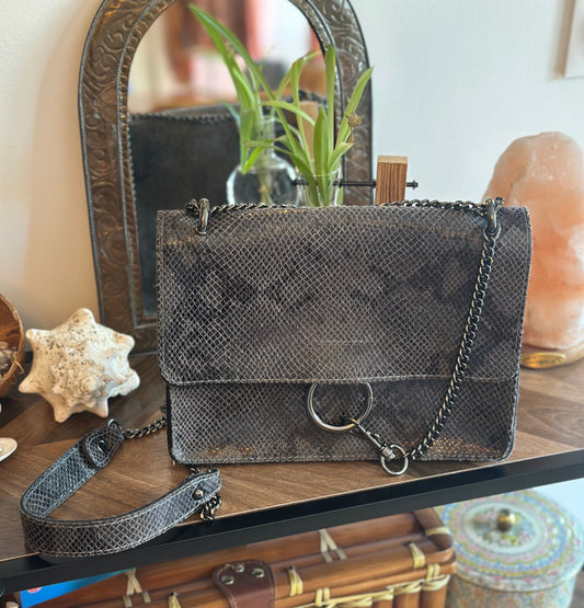 Sac en cuir imprimé python noir et gris – Chaîne métal ajustable