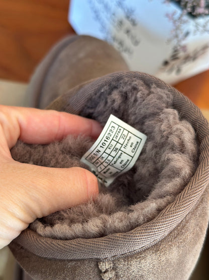 Bottines fourrées en suède UGG Classic Short II – Couleur Syrah Grey P.36