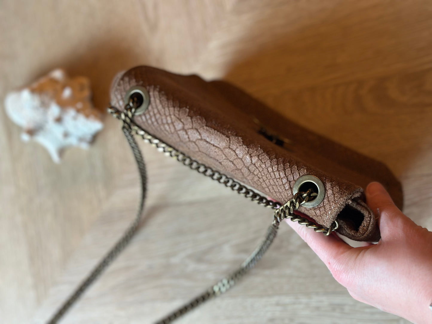Sac bandoulière Honey cuir embossé effet serpent taupe foncé