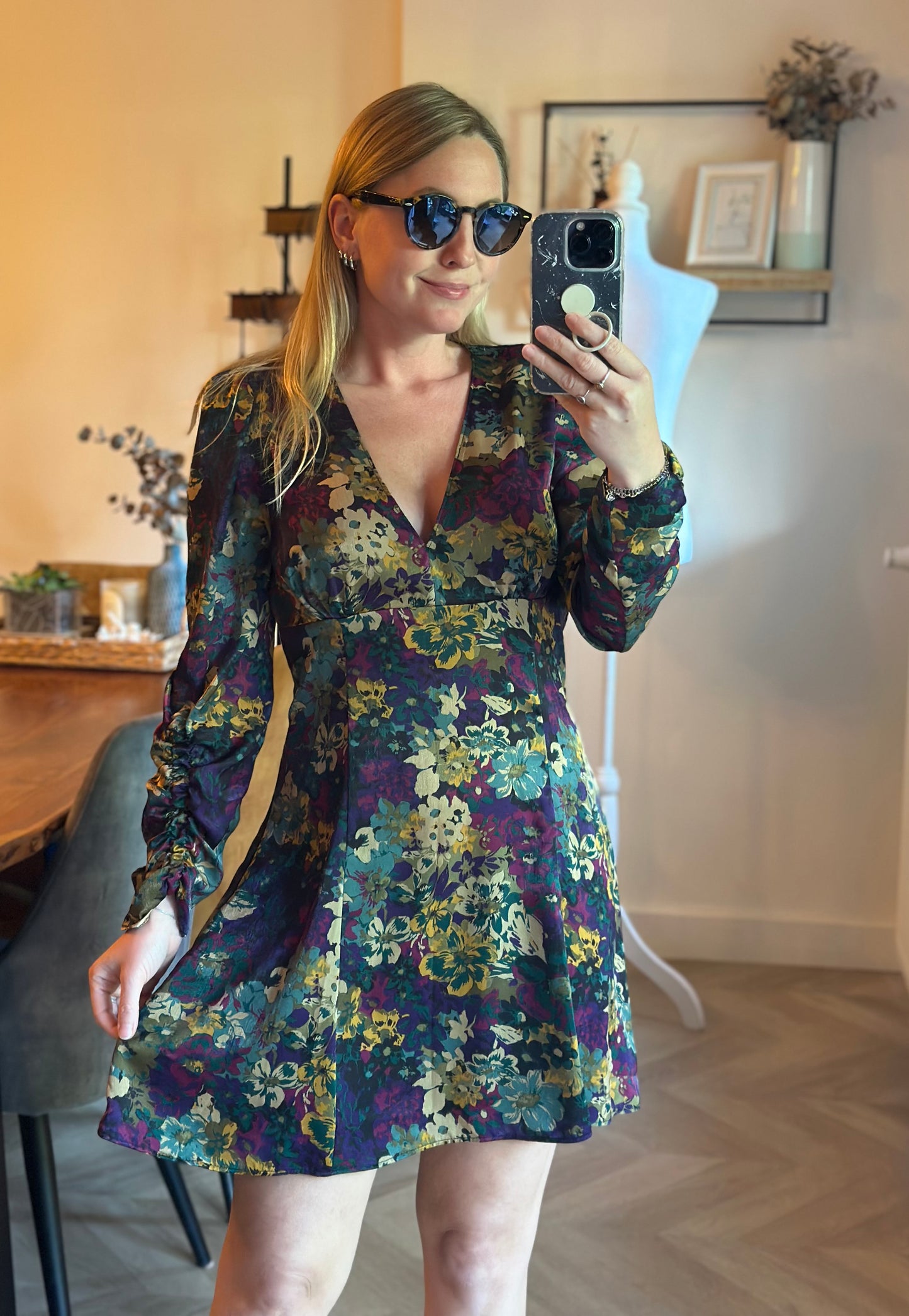Robe fleurie satinée manches longues T.36