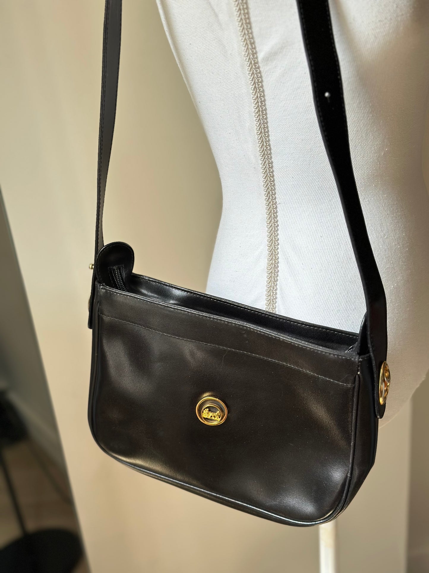 Sac à bandoulière modèle vintage 80/90s’ noir – cuir lisse logo doré