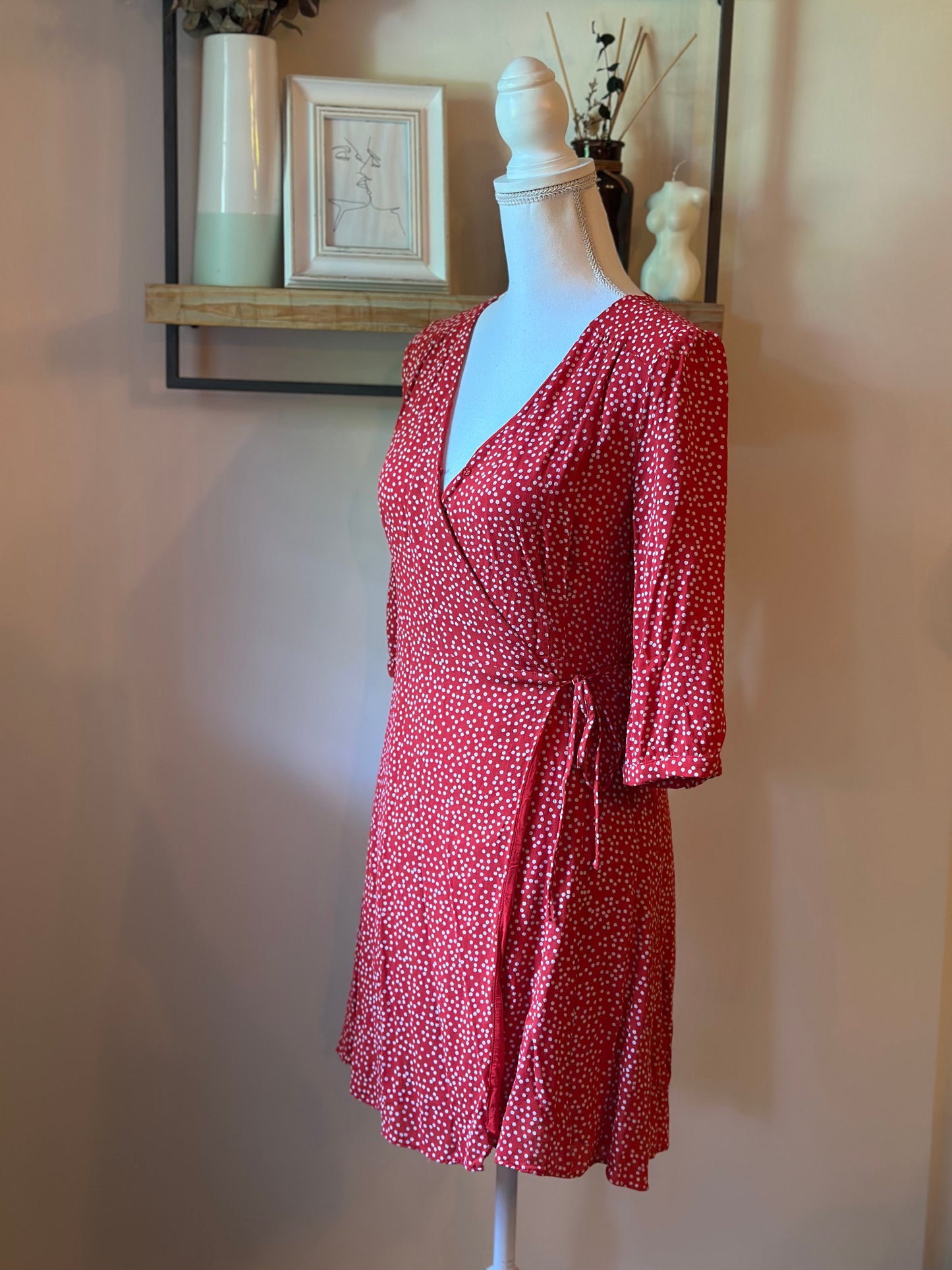 Robe portefeuille à pois rouge et blanc en viscose T.34