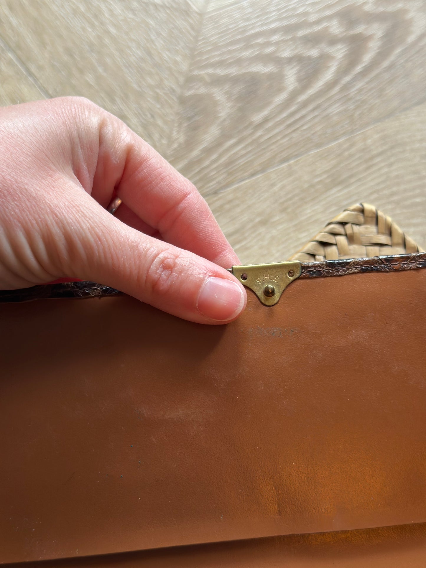 Pochette vintage cuir de reptile effet peau de serpent brun années 70 – 26 cm
