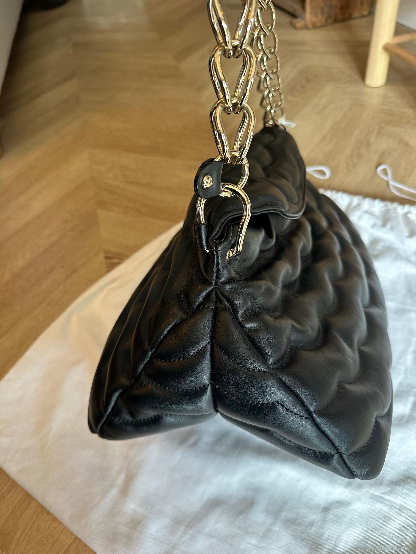 Sac Chloé Juana Medium cuir noir matelassé chaîne dorée neuf avec étiquette – modèle luxe