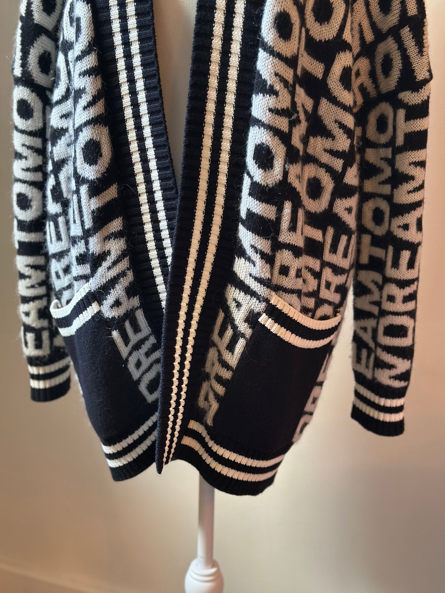 Cardigan noir et blanc laine et mohair à lettrage “Dream Tomorrow” T.36/38