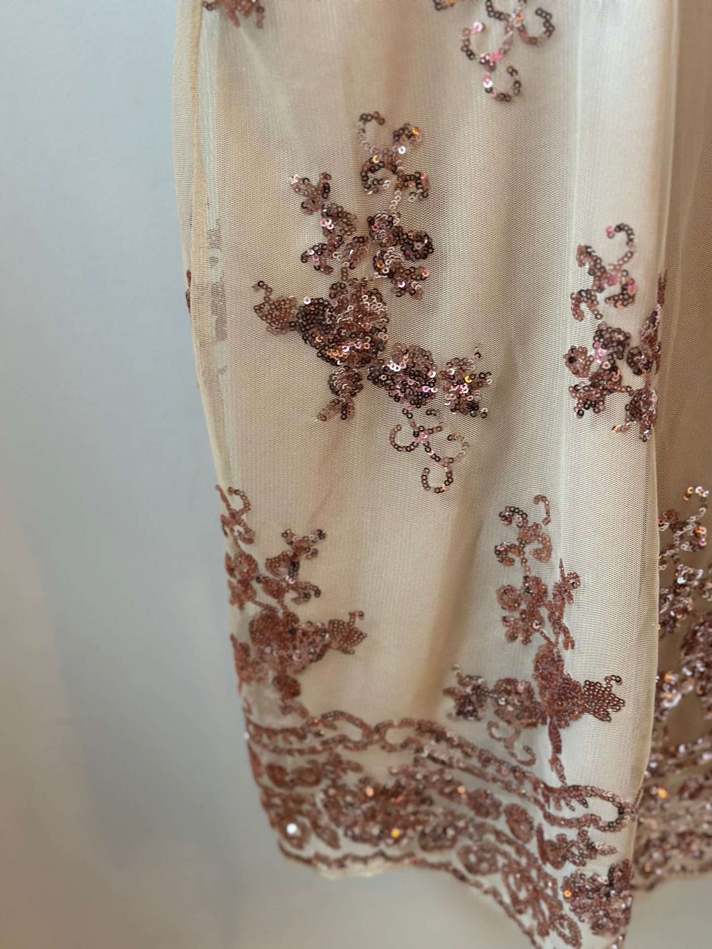 Robe courte à sequins beige rosé bretelles fines T.36