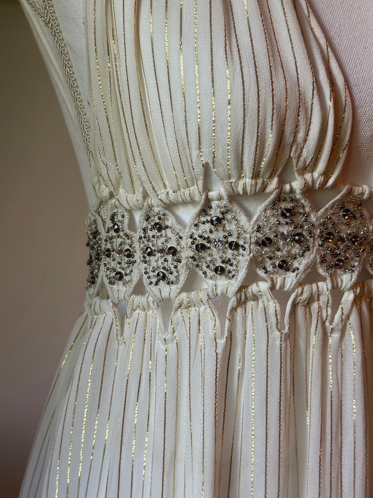 Robe longue dos nu écrue et dorée T.34