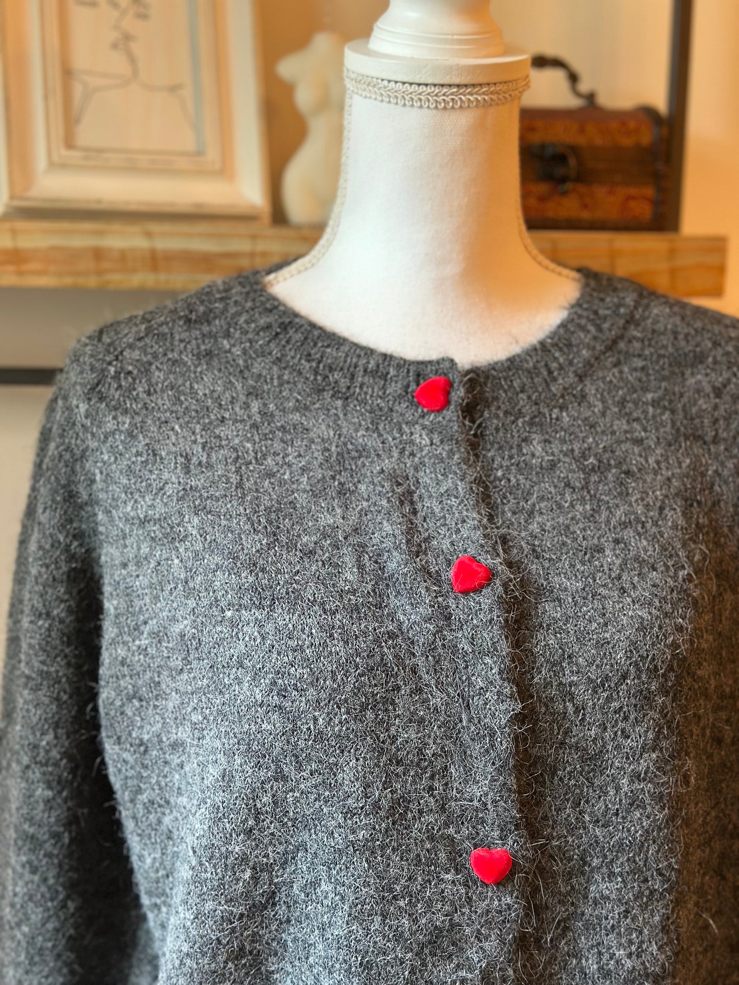 Cardigan gris en maille laine, boutons cœur rouge, T.U