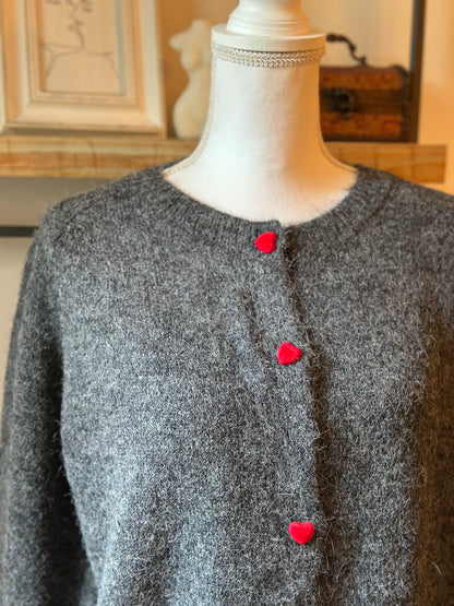 Cardigan gris en maille laine, boutons cœur rouge, T.U