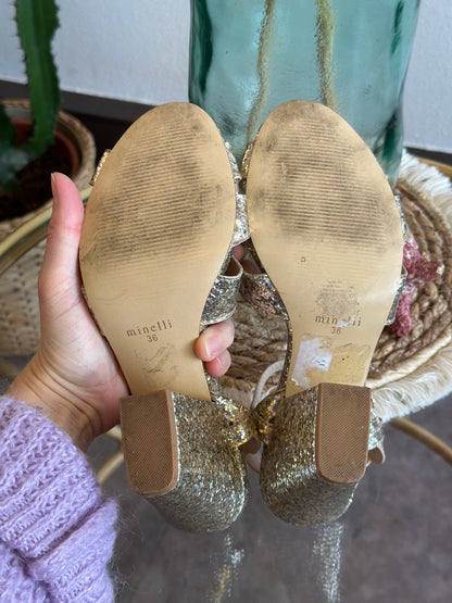 Sandales en cuir à talon avec sequins dorés et fines brides, T.36