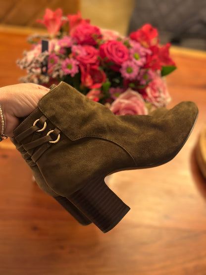 Bottines en cuir daim marron/kaki T.35