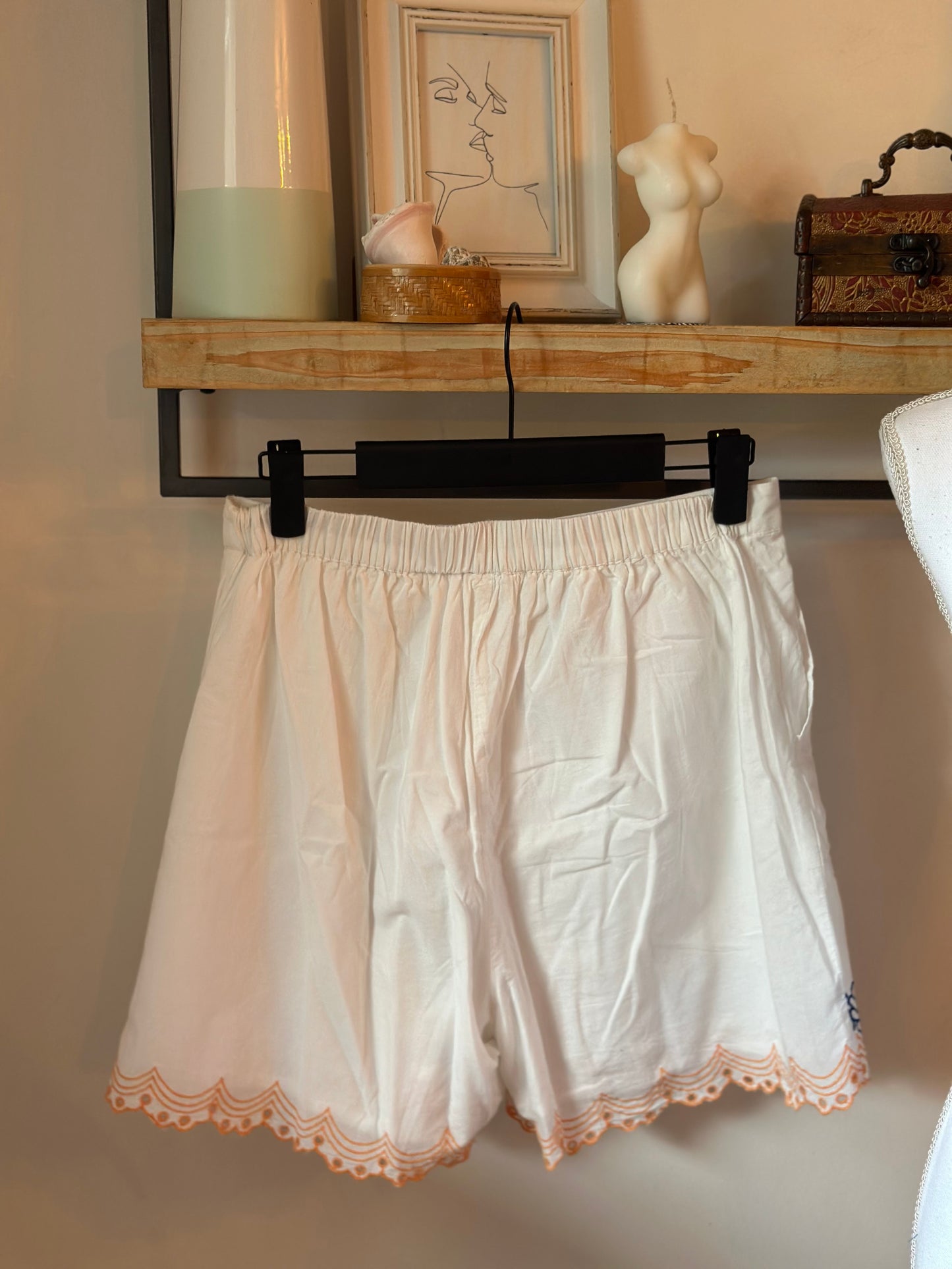 Short blanc brodé – Palmiers & coquillages colorés T.36