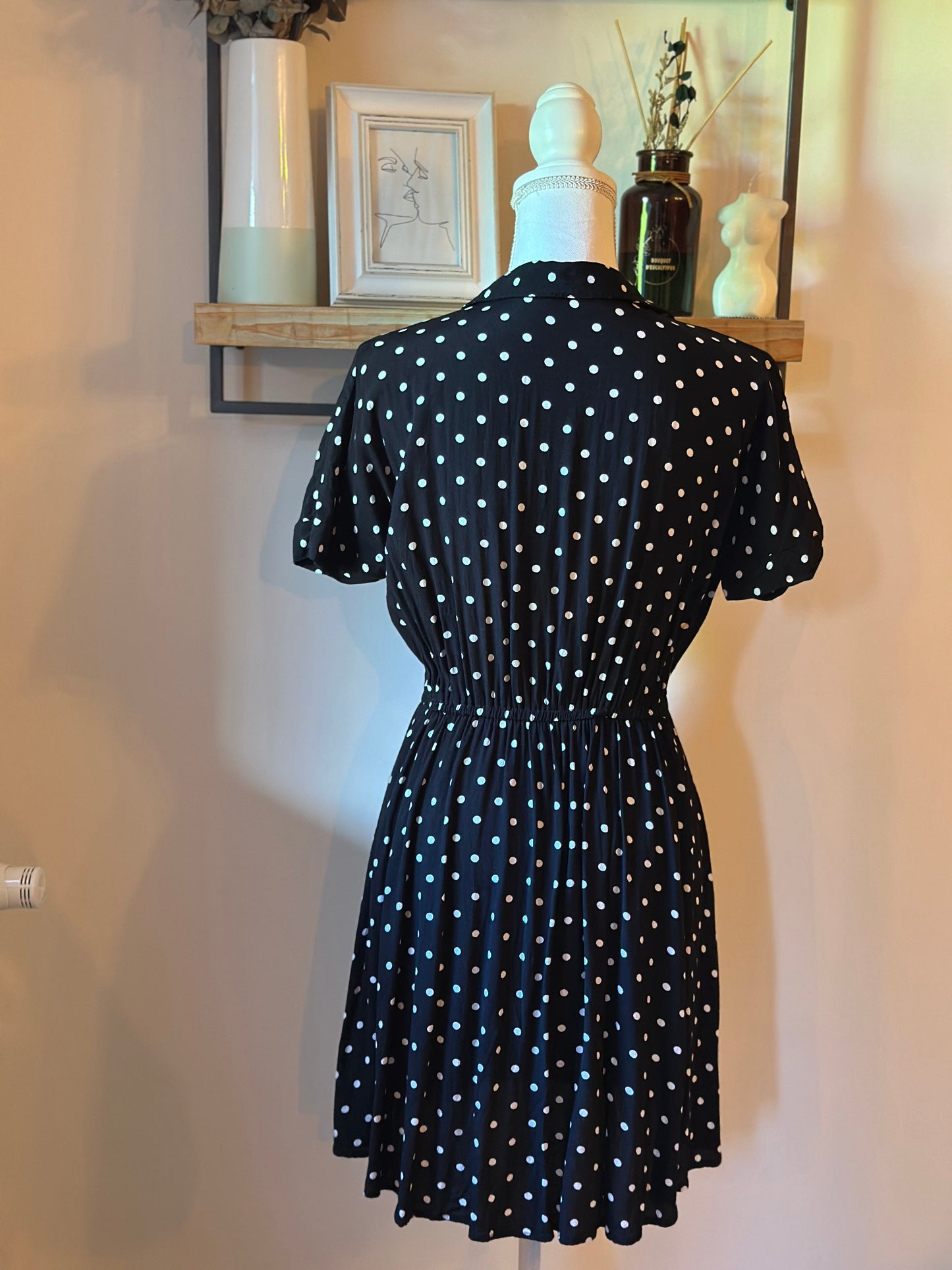 Robe courte noire à pois blancs style pin-up T.34