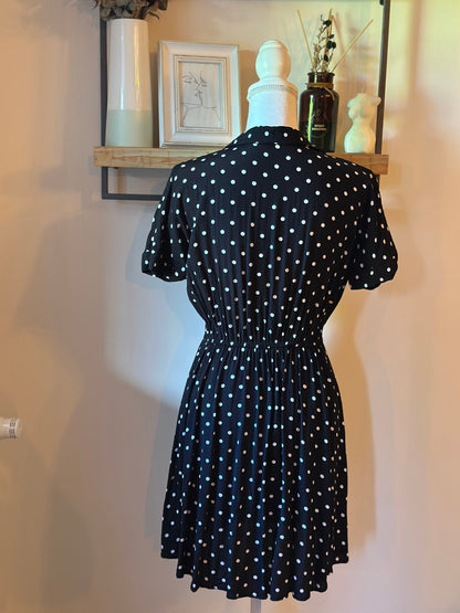 Robe courte noire à pois blancs style pin-up T.34