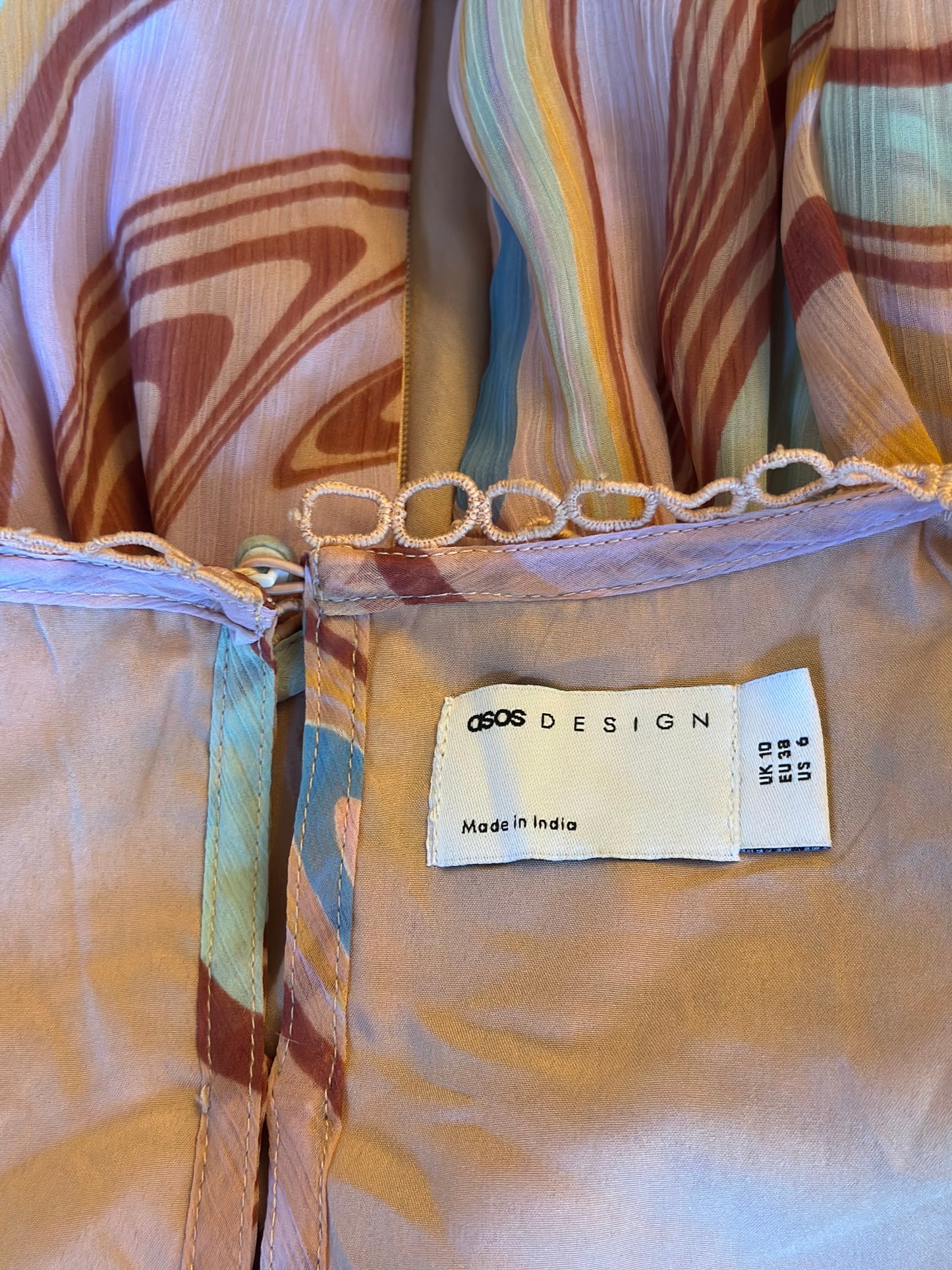 Robe volantée imprimé multicolore – Dos ouvert T.38