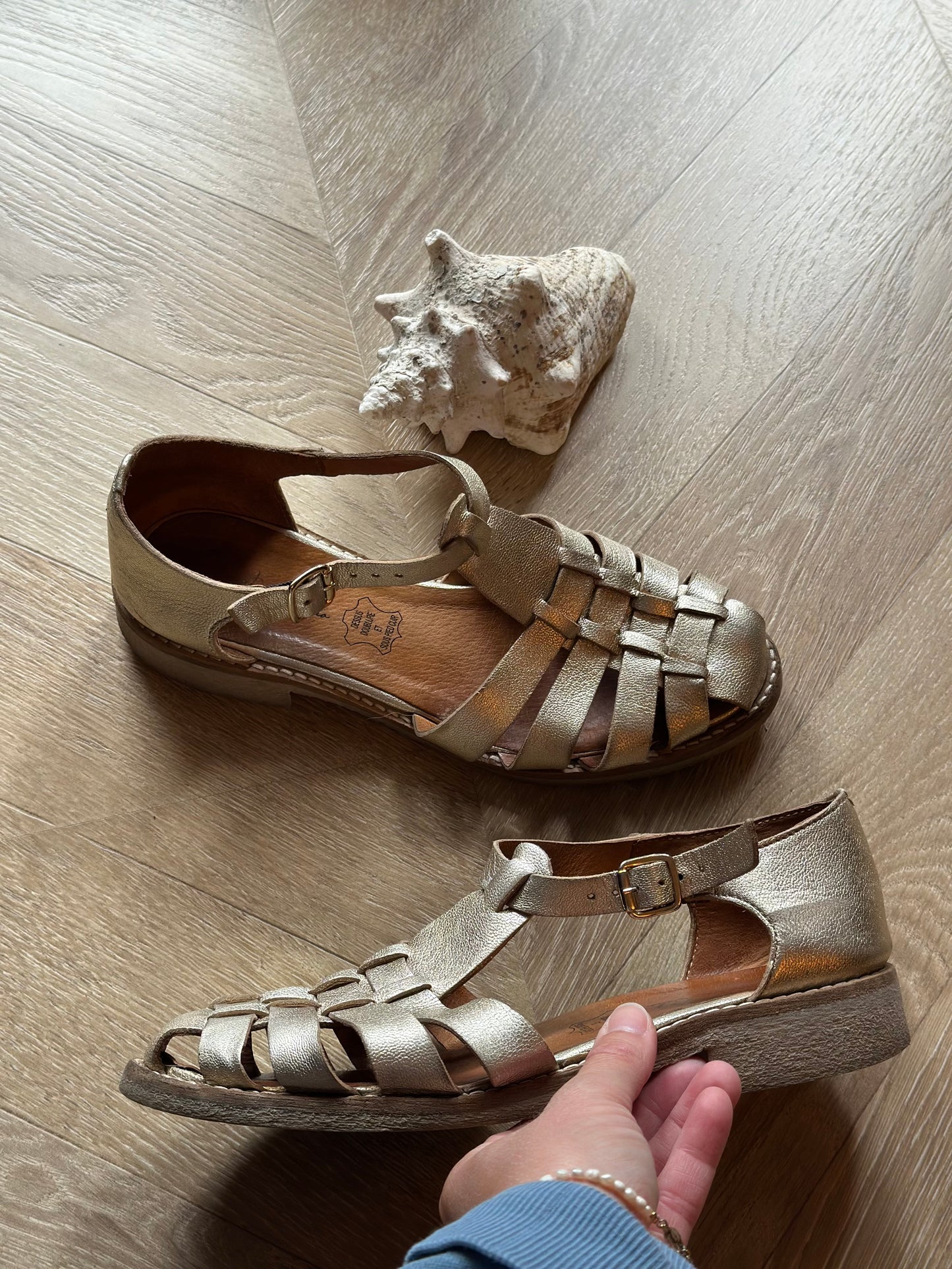 Sandales dorées en cuir T.36