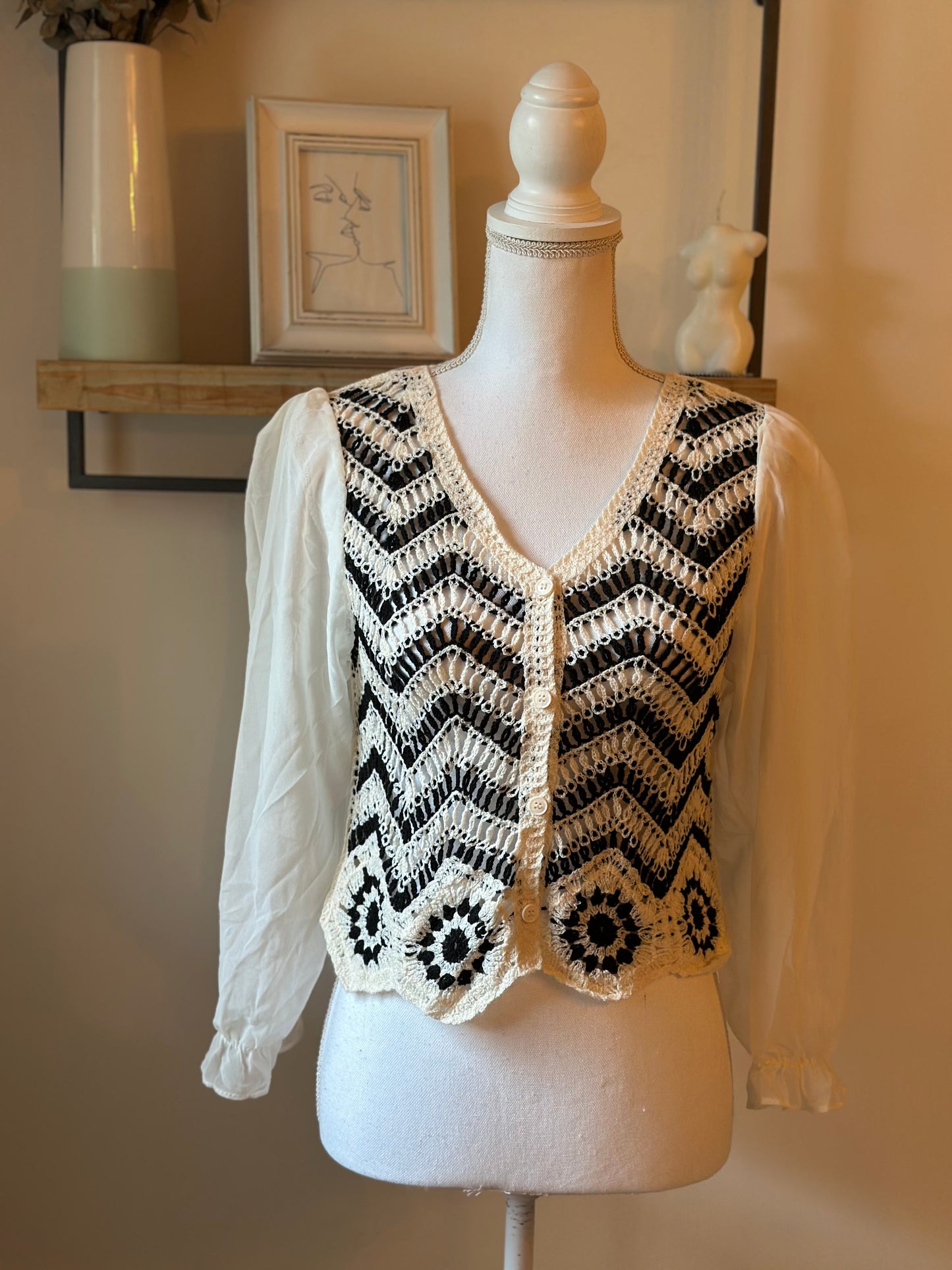 Cardigan en crochet fleuri noir et blanc T.36