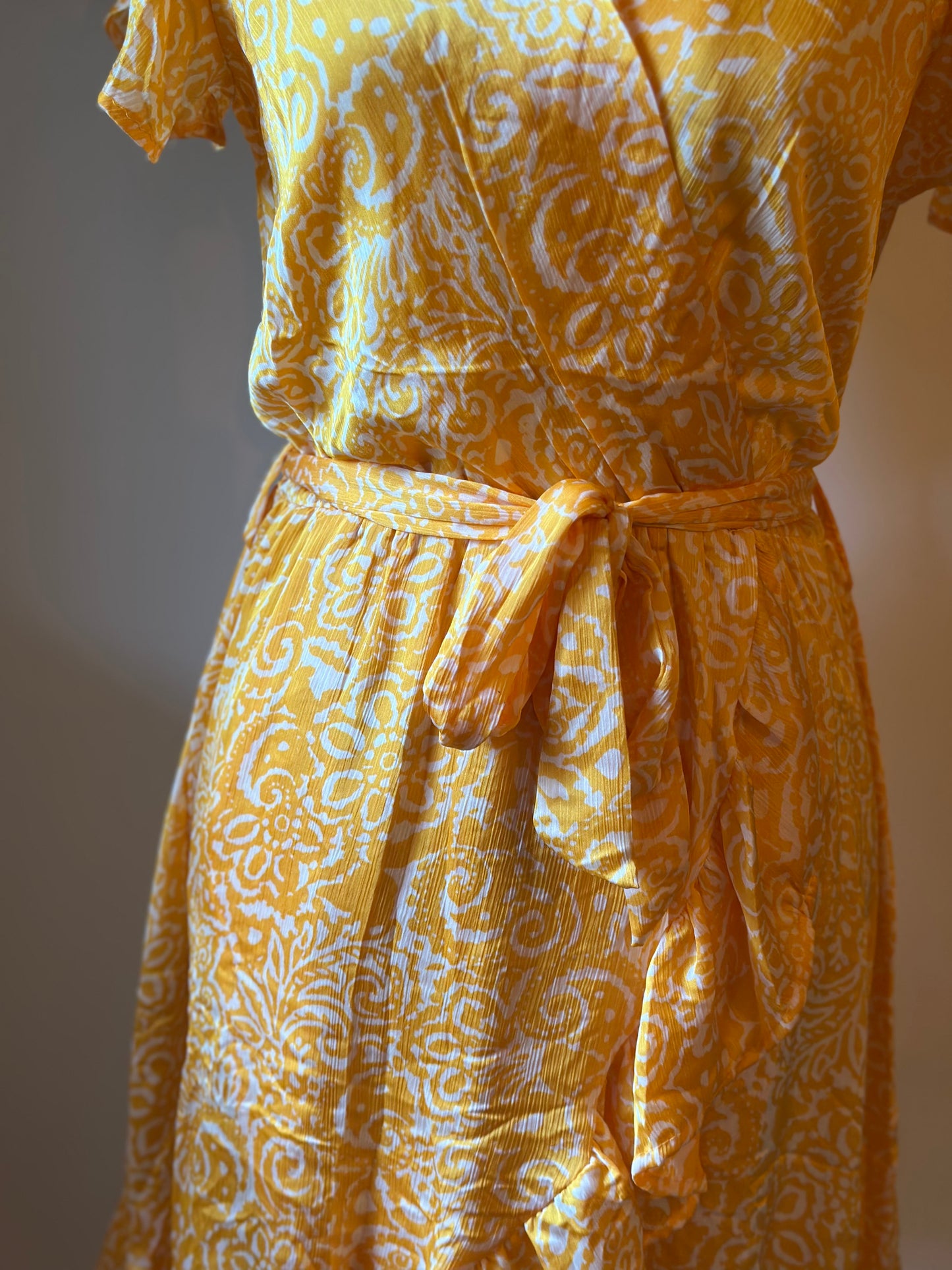 Robe portefeuille imprimé jaune T.36/38 neuve avec étiquette