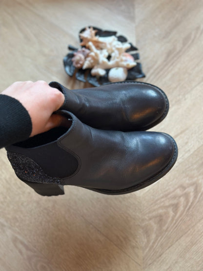 Bottines en cuir noir à empiècement pailleté P.37
