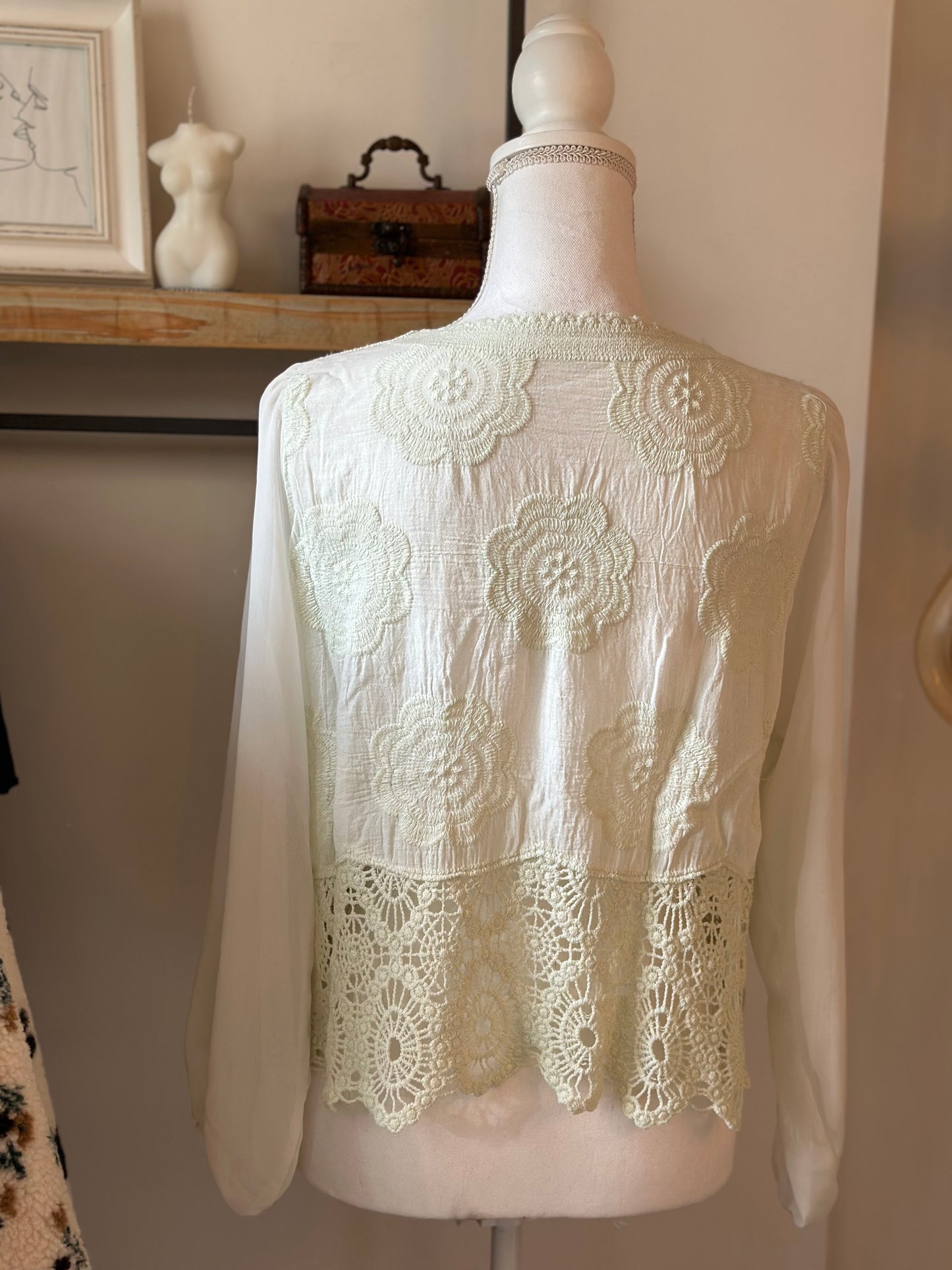Gilet en dentelle à motifs floraux T.36/38
