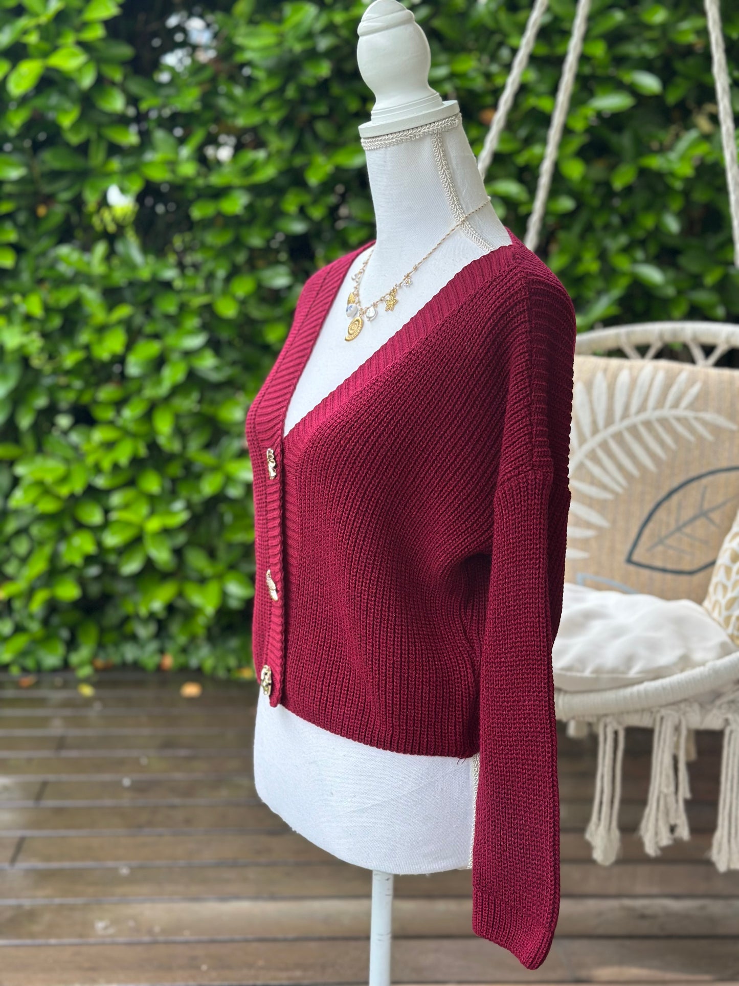 Gilet court maille bordeaux boutons bijoux dorés T.U (34 au 40)