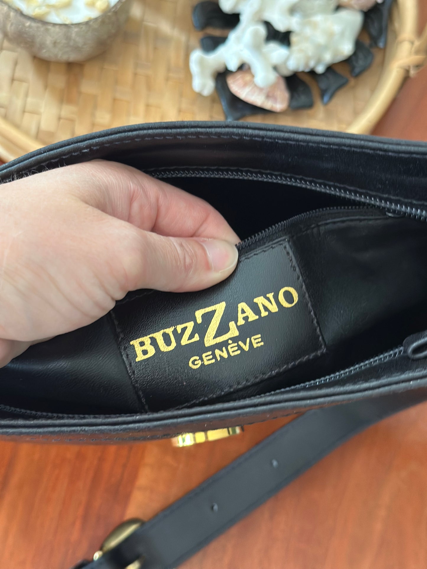 Sac à bandoulière modèle vintage 80/90s’ noir – cuir lisse logo doré