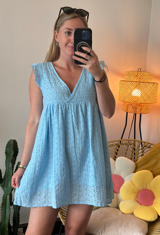 Robe d’été fluide en broderie anglaise bleu clair, T.34