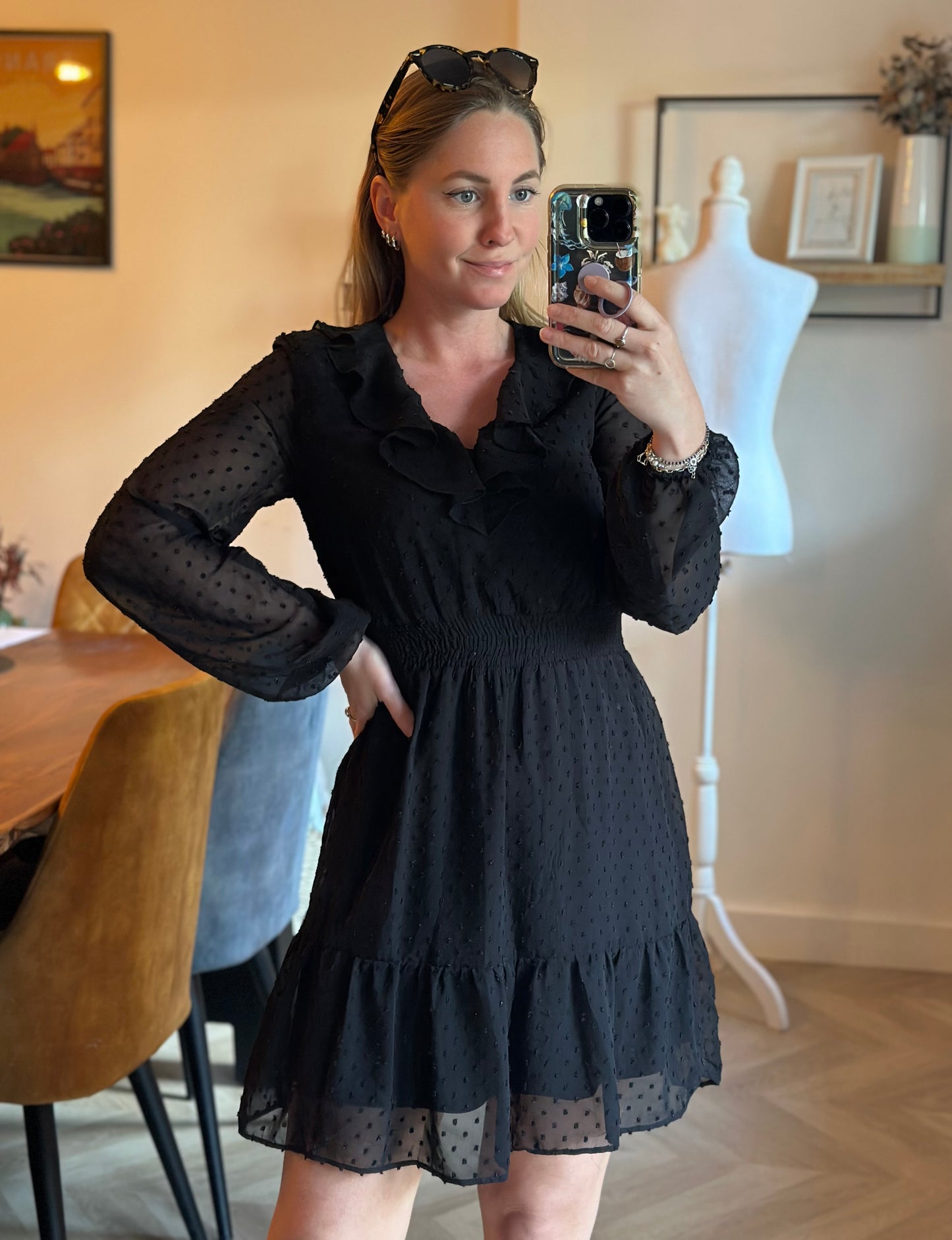 Robe noire plumetis à volants – T.36