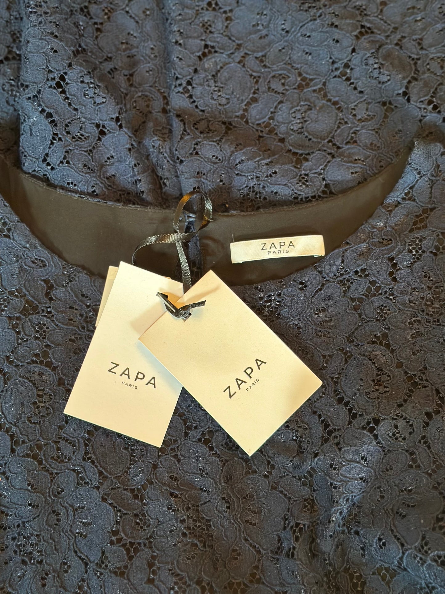 Robe neuve bleu marine en dentelle modèle Rosemary T.40