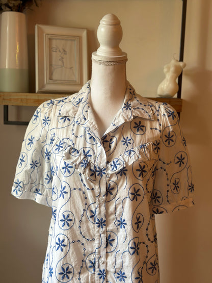Robe blanche d’été brodée de fleurs bleues T.36