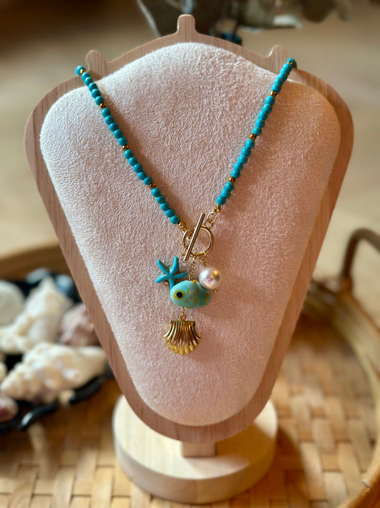 Collier perles colorées et pendentifs – Ambiance bord de mer – Neuf