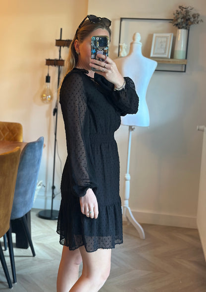 Robe noire plumetis à volants – T.36