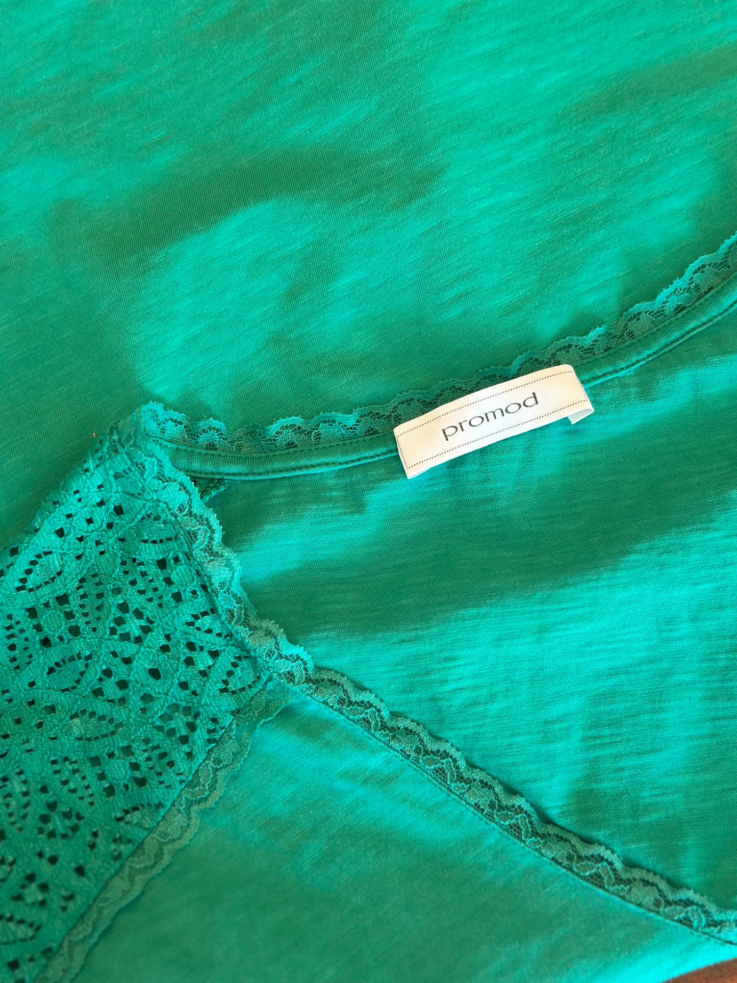 Top dentelle épaules vert en coton T.40