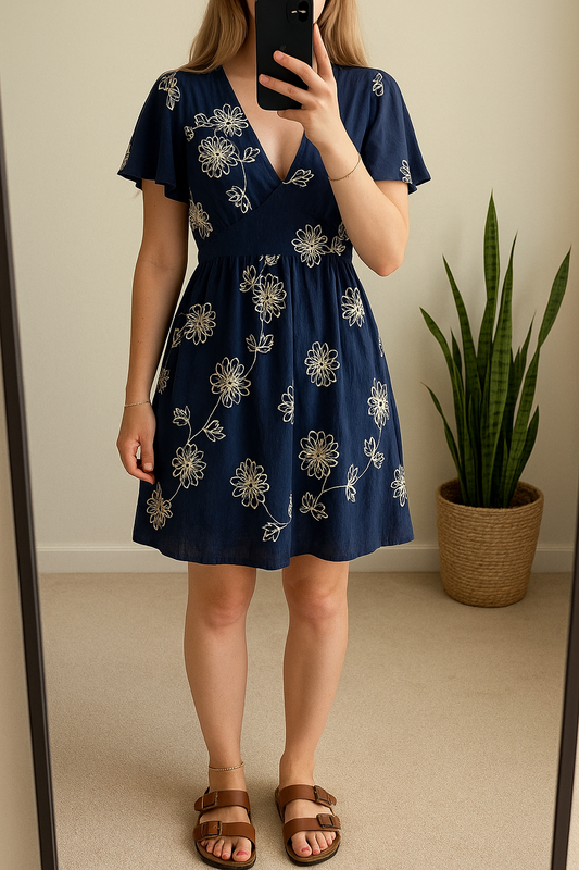 Robe bleu avec broderies blanche floral modèle Maja neuve T.36/38