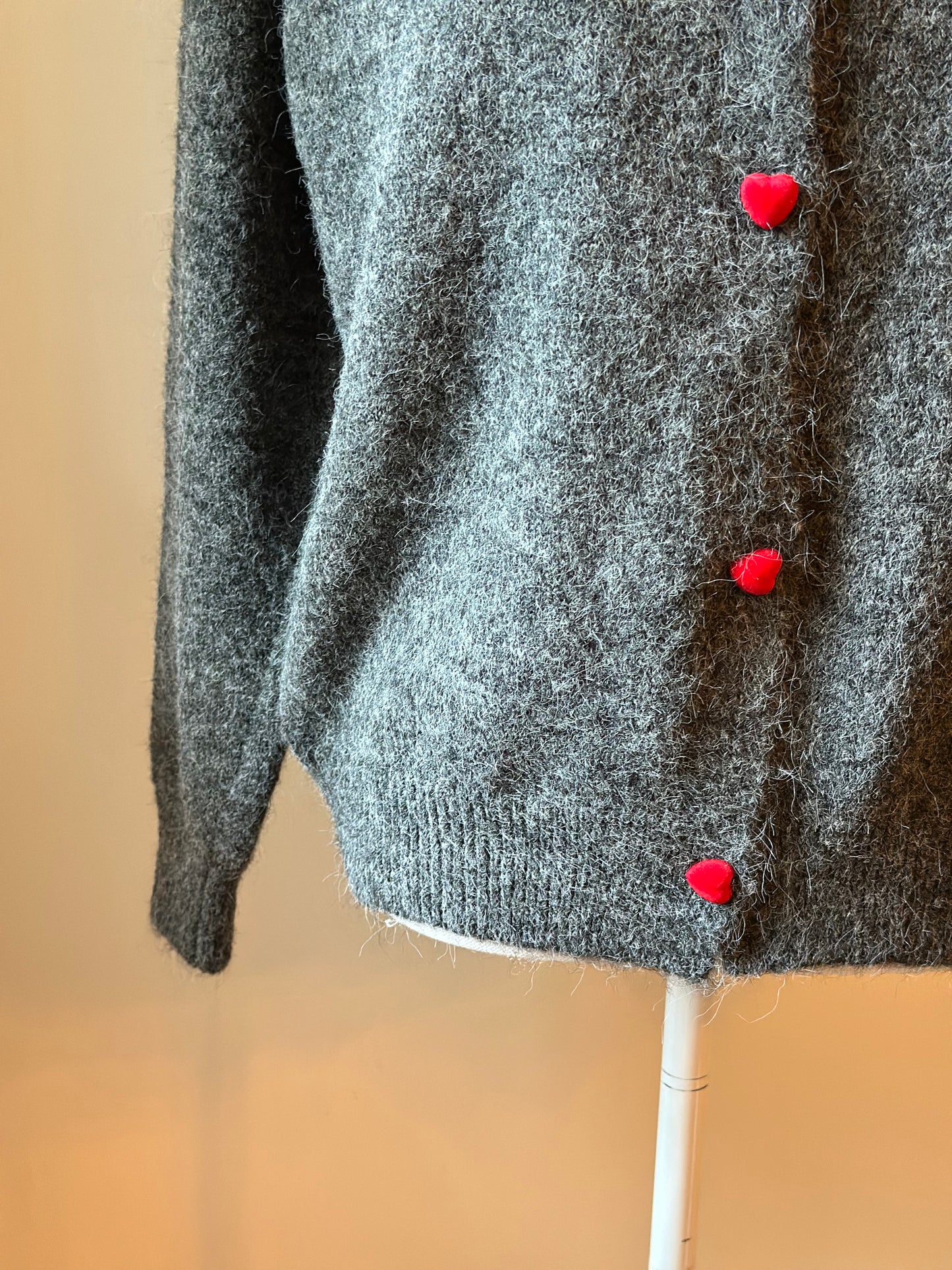 Cardigan gris en maille laine, boutons cœur rouge, T.U
