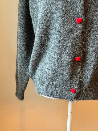Cardigan gris en maille laine, boutons cœur rouge, T.U