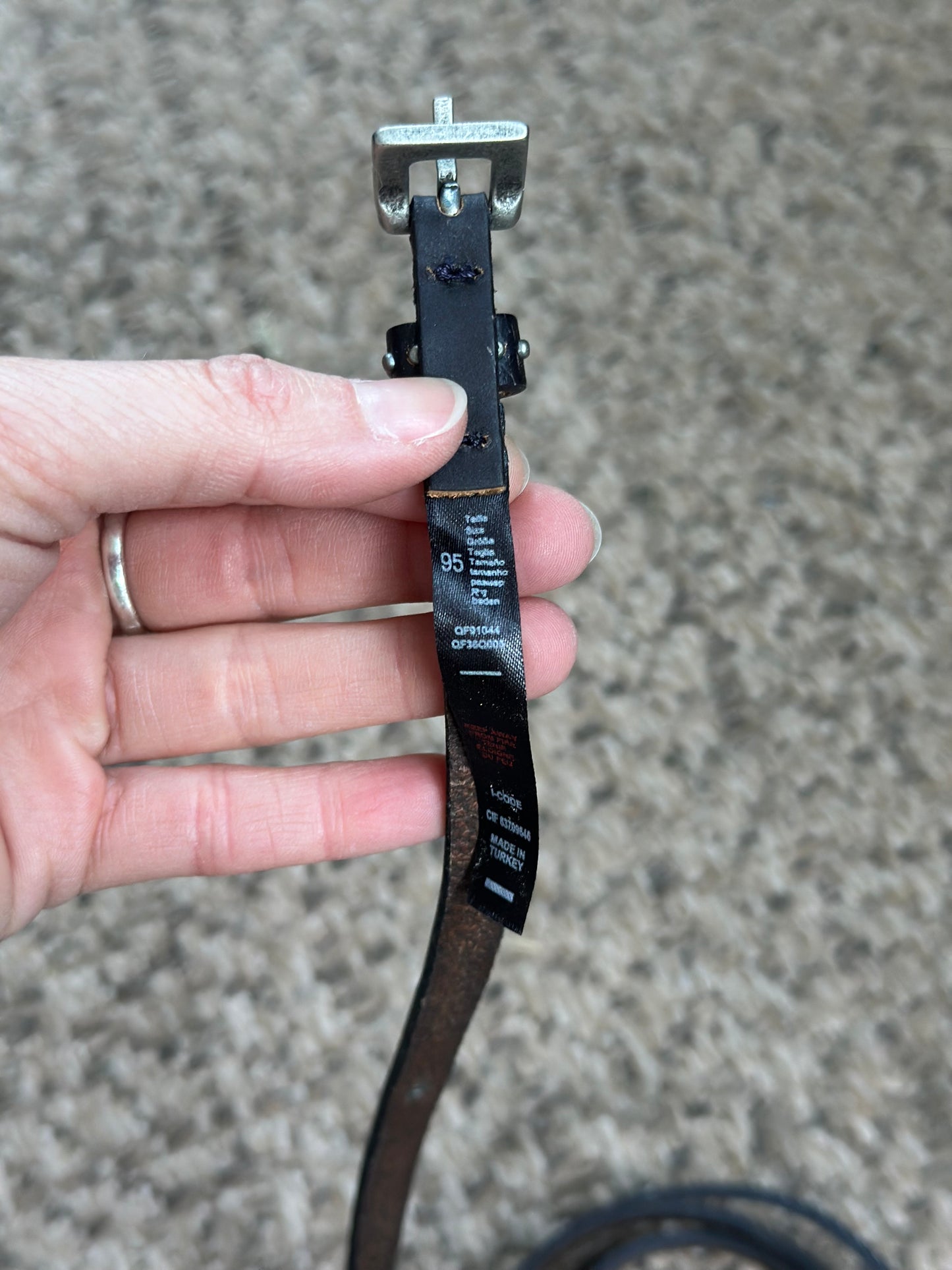 Ceinture fine en cuir noir cloutée – taille 95
