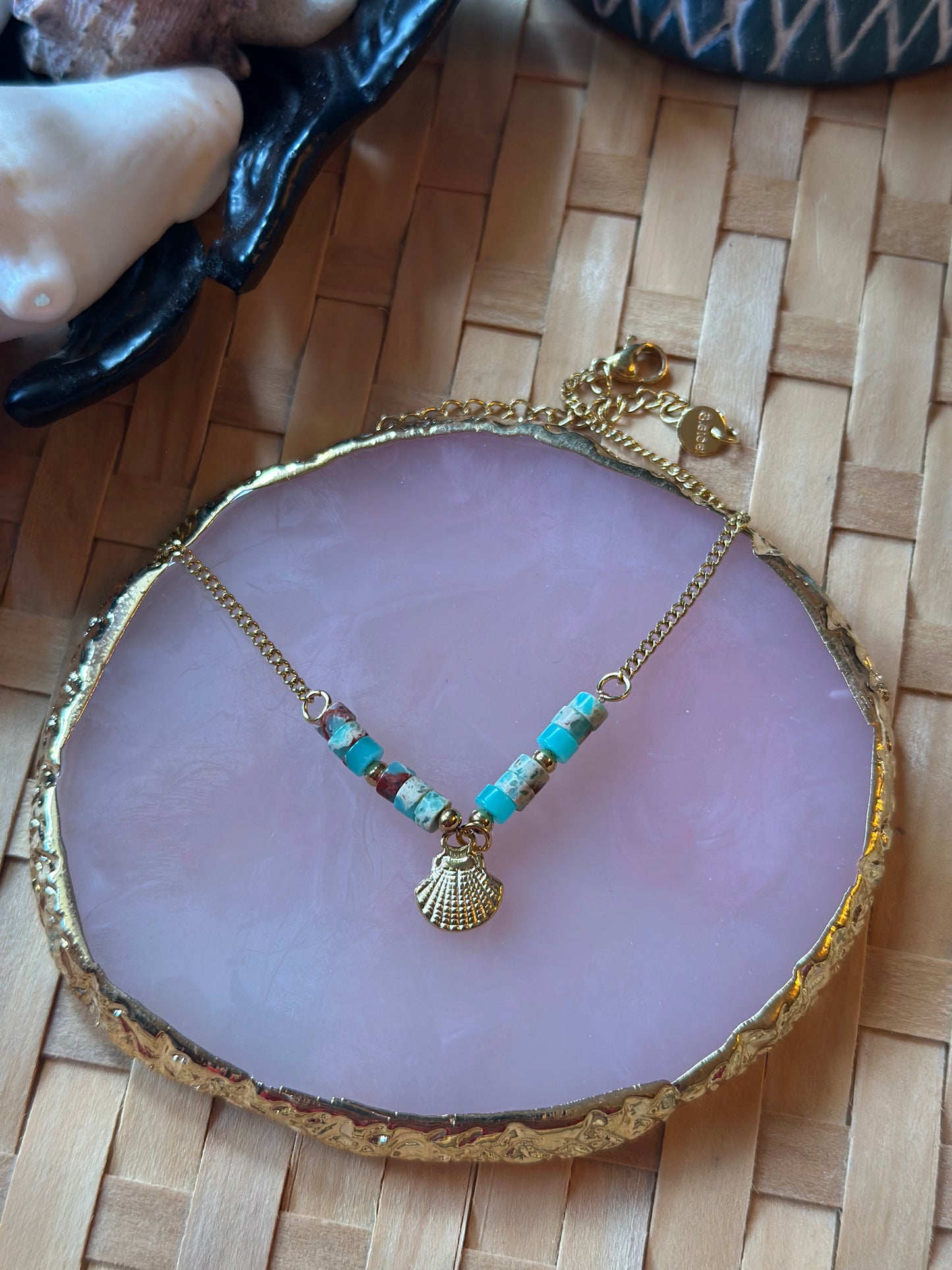 Bracelet neuf en acier inoxydable – Coquillage doré & perles bleues