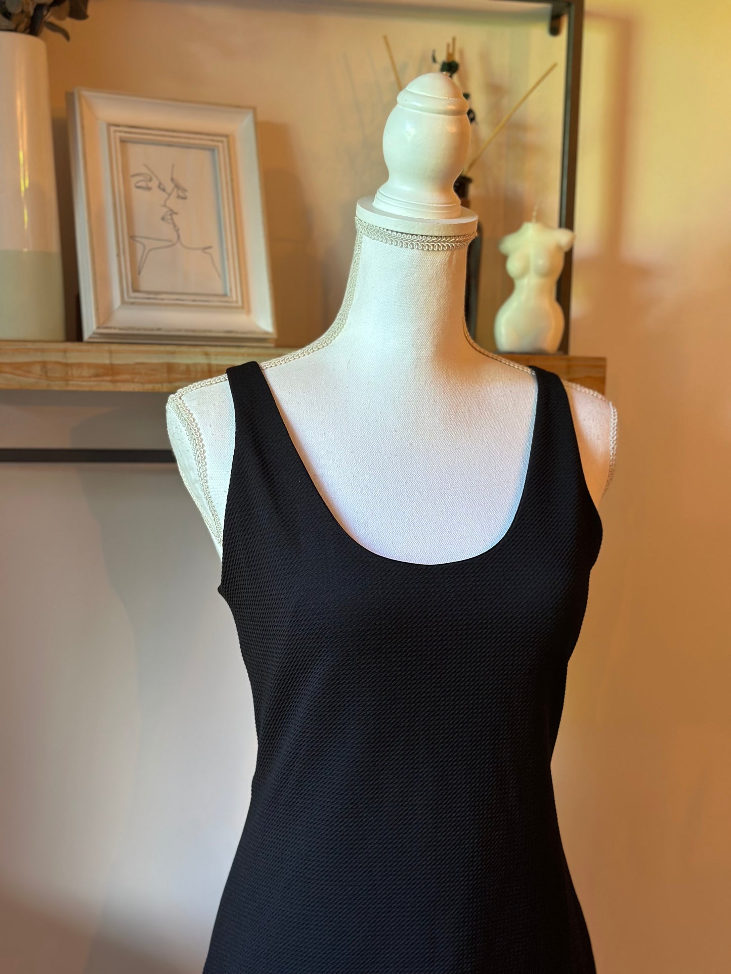 Robe courte noire dos ouvert texturée T.38