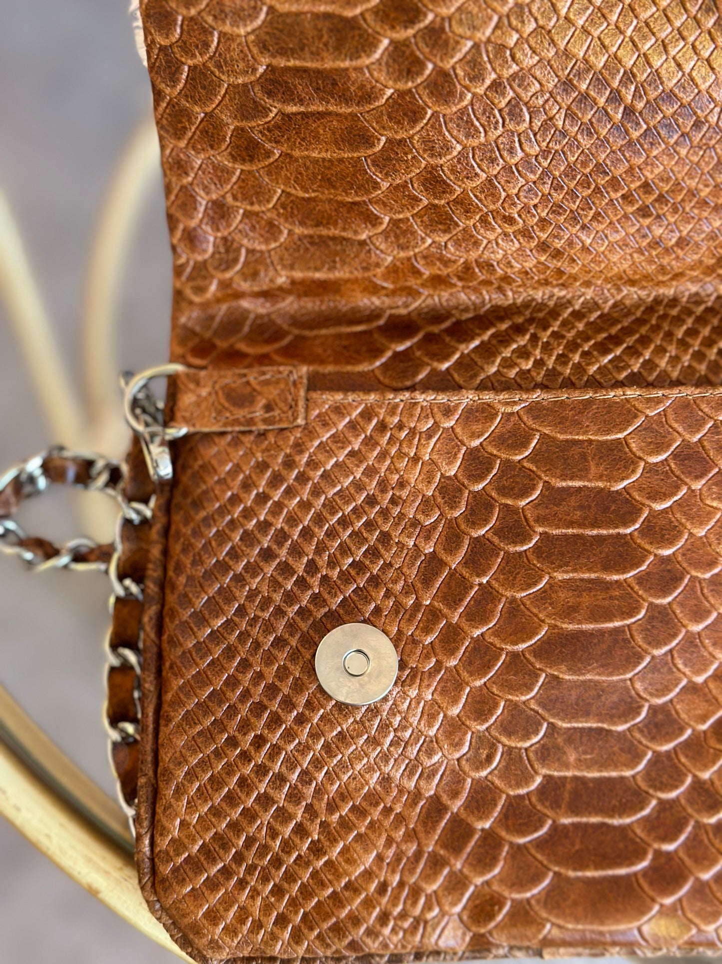 Sac pochette en bandoulière camel en cuir croco écaillé