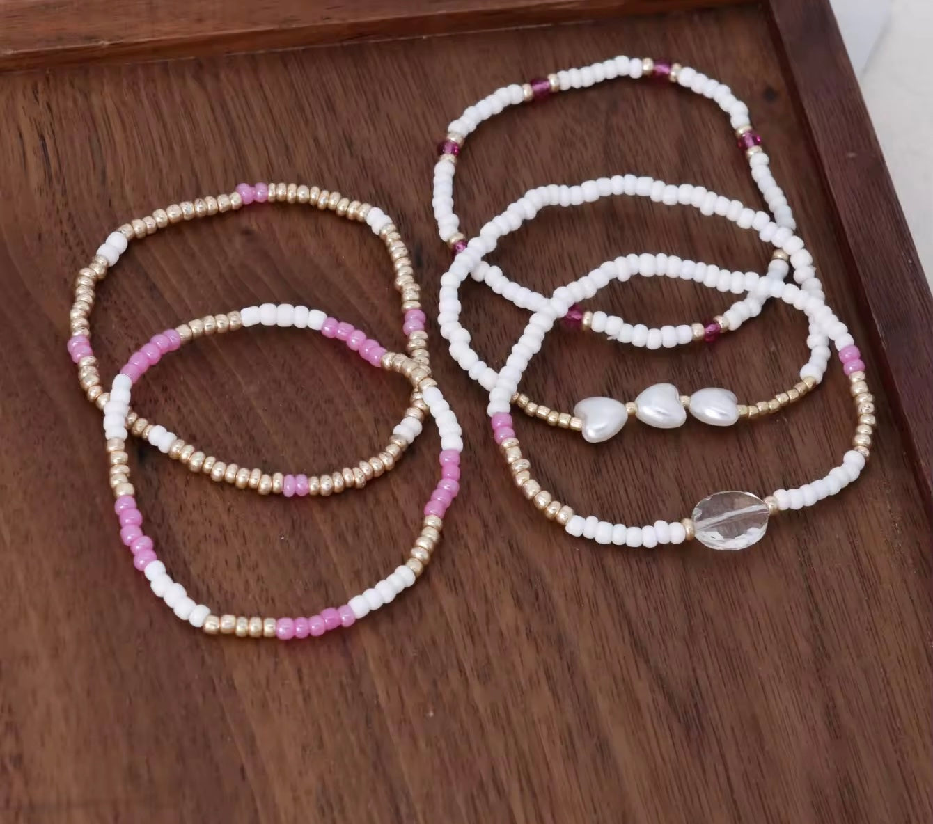 Lot de 5 bracelets perles – blanc, doré, rose – Neufs