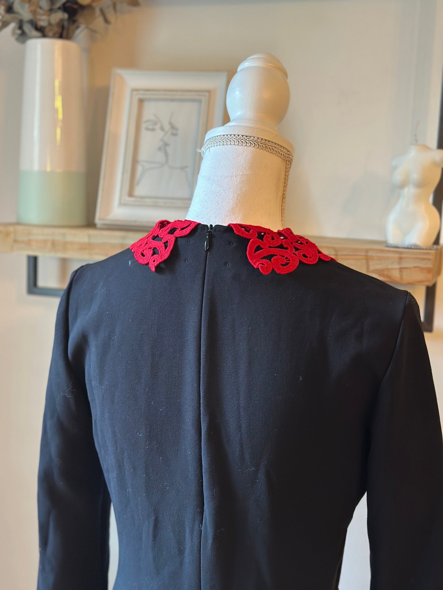 Robe noire col Claudine dentelle T.36