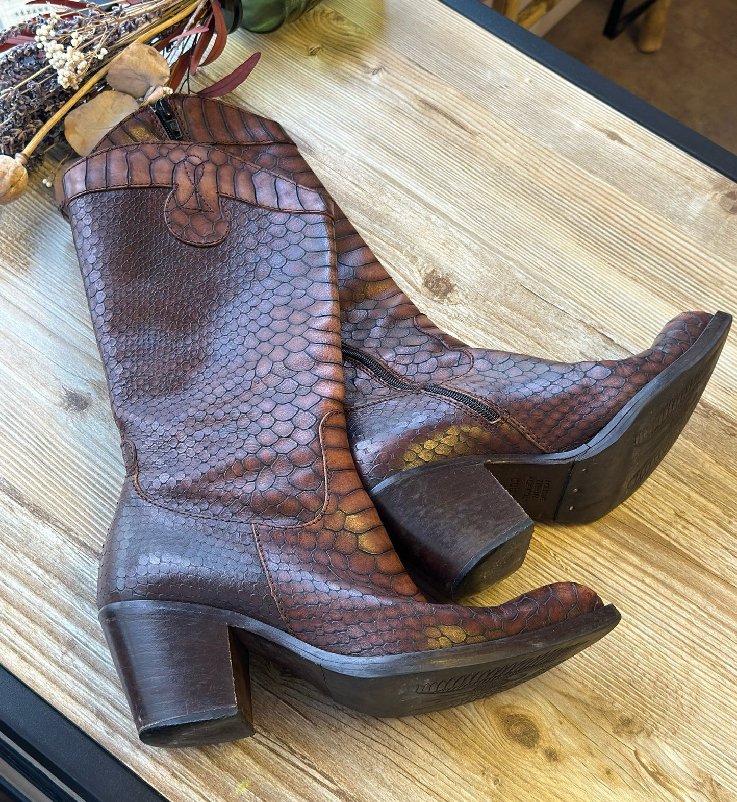 Bottes hautes en cuir croco marron P.36