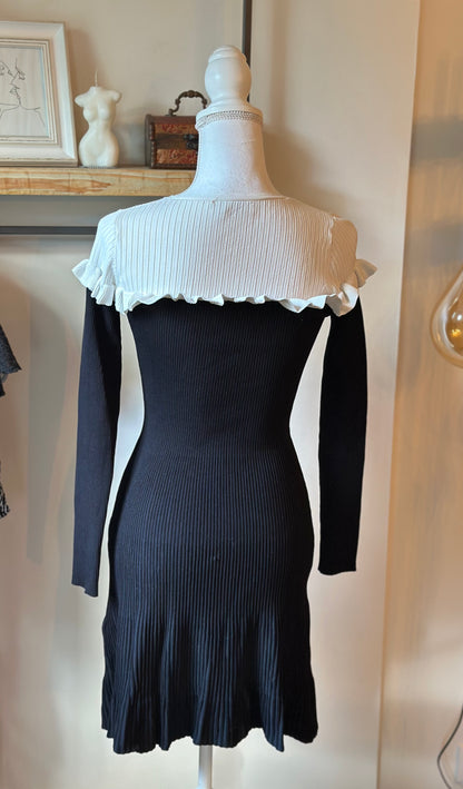 Robe en maille côtelée bicolore à volants T.38